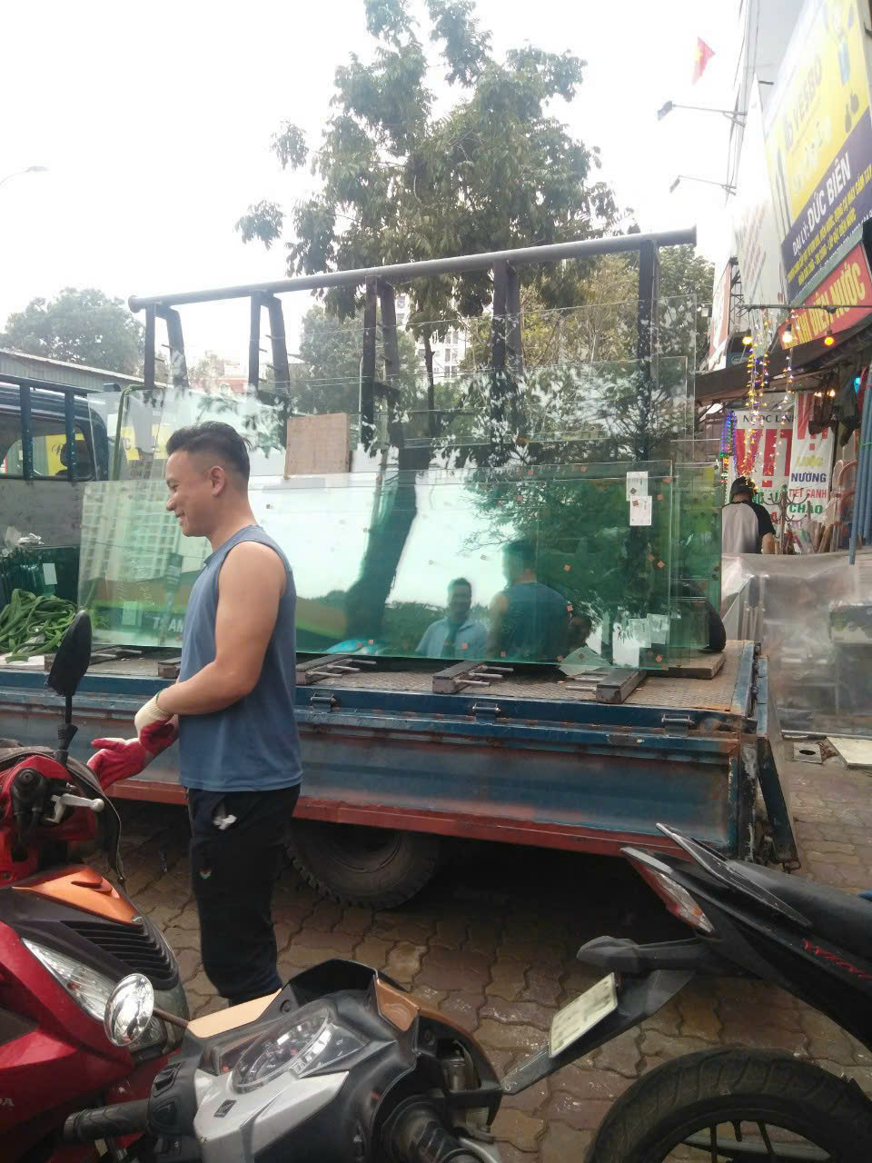 Các tấm kính được vận chuyển trên xe và phản chiếu ánh sáng tự nhiên